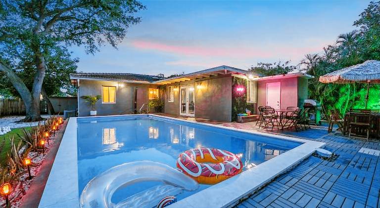 Villa with pool — photo 3