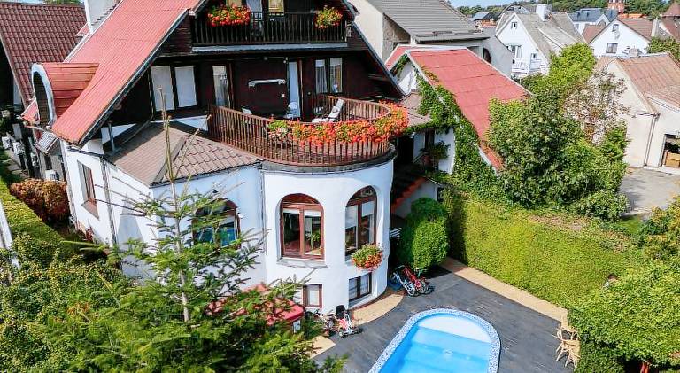 Serviced apartment with barbeque, pool & patio — photo 3