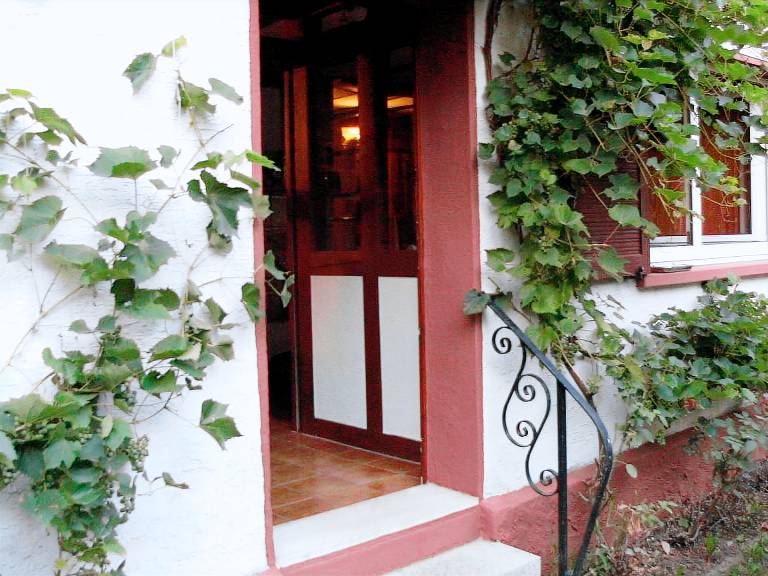 Fully equipped vacation home with yard | Pets allowed — photo 3