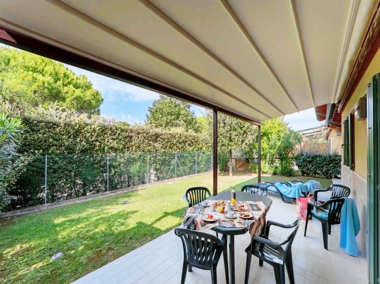 Family-oriented villa with patio, pool & garden | Garden view | Pets allowed — photo 3