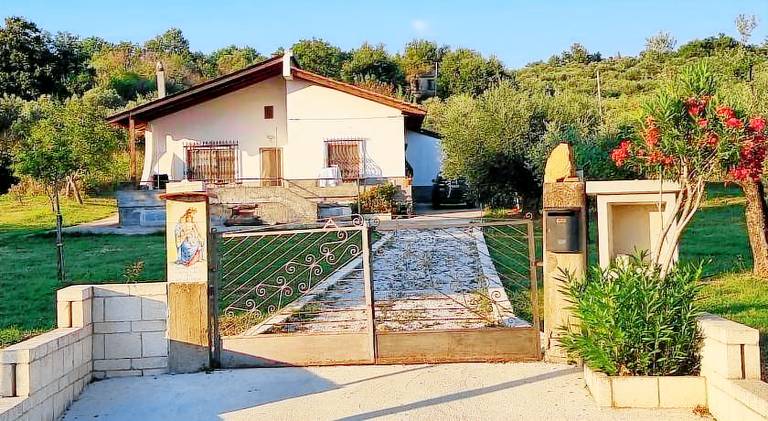 Beautiful vacation home with BBQ, hot tub & garden | Good for workation | Pets allowed in Salerno