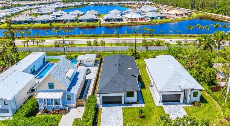 Colorful retreat near beach and pickleball courts — photo 5