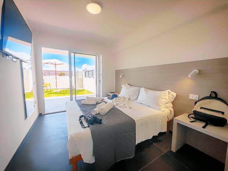 Pleasant villa with jacuzzi, pool & yard | Beach nearby | Suitable for remote work | Pets are welcome — photo 2