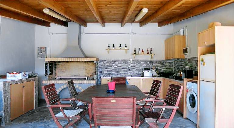 Apartment with BBQ, terrace & yard — photo 4