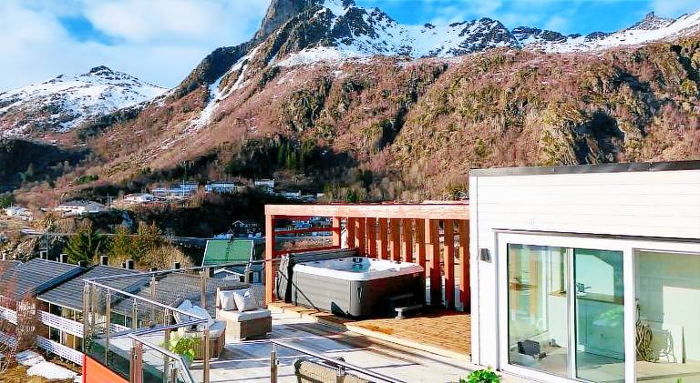 Seaview and private roof top terrace with jacuzzi in Lofoten — photo 5