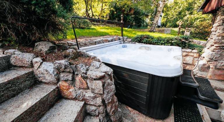 Vacation home with jacuzzi — photo 4