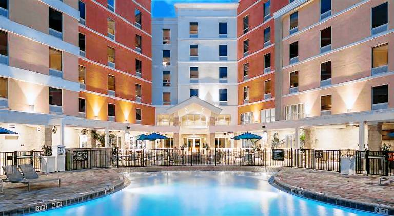 Hampton Inn & Suites Cape Canaveral Cruise Port — photo 2