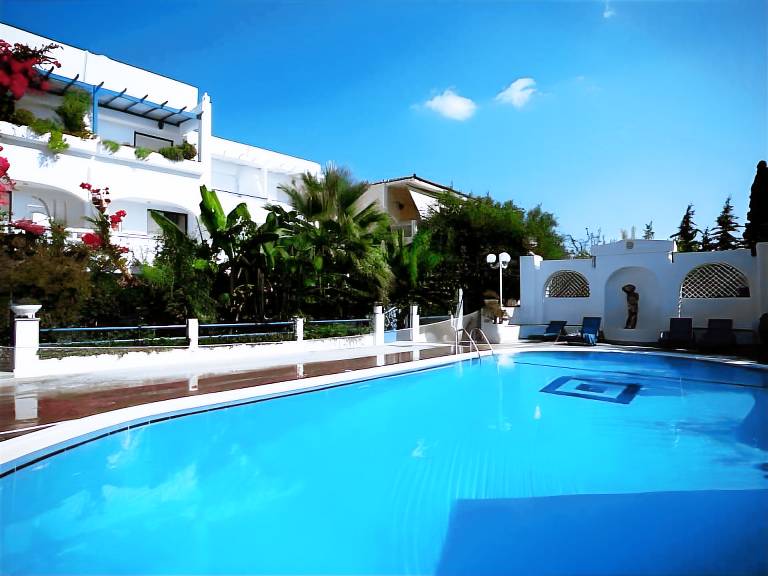 Serviced apartment with yard in Poros