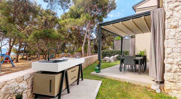 Holiday apartment with yard & terrace — photo 5