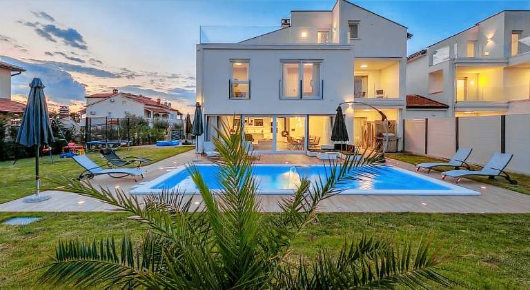 Villa with pool & hot tub in Tar-Vabriga