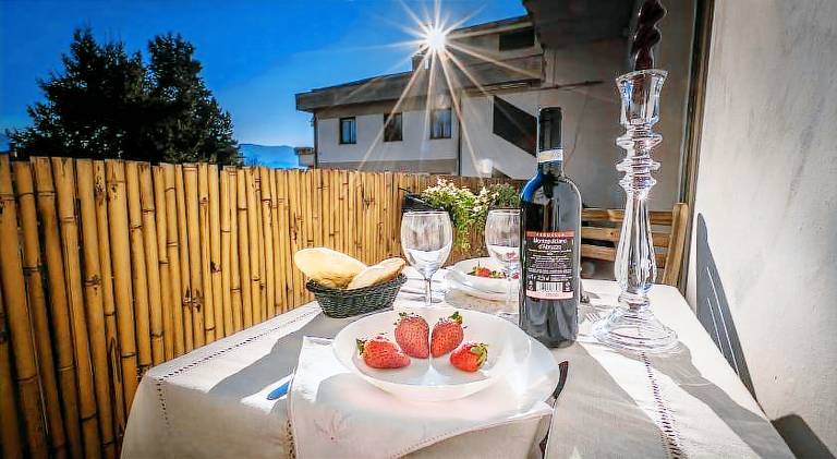 Welcome to Casa di Lucca - Your Friendly Retreat with Terrace and Parking in Lucca