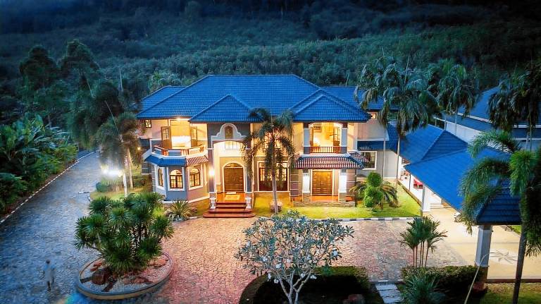 Big villa with BBQ, pool & yard | Perfect for remote work | Pets are welcome — photo 4