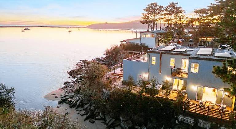 Big vacation home | Perfect for remote work | Pets allowed in San Mateo, CA