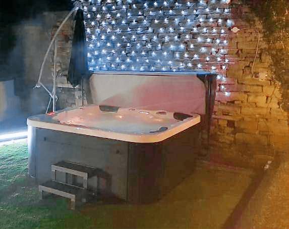 Vacation home with hot tub in Bradford