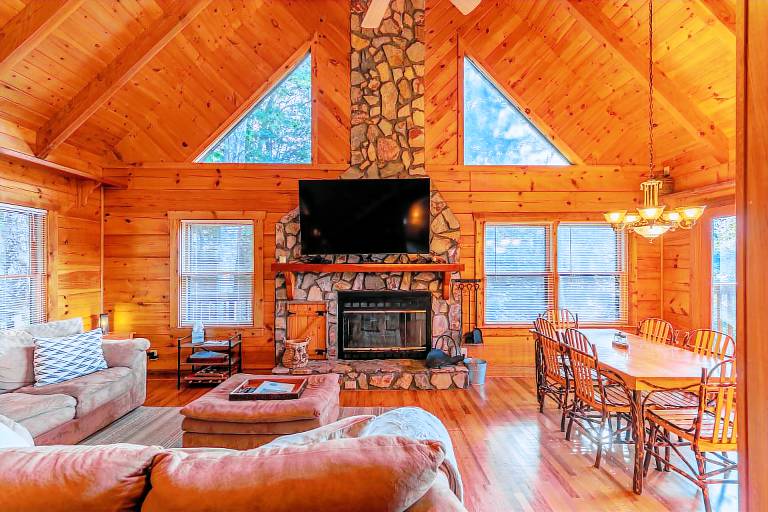 Whispering Ridge Retreat - 7 mins. to downtown Boone, hot tub, great views, pool table! — photo 4