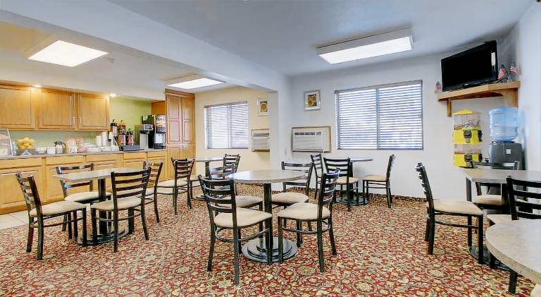 Super 8 By Wyndham Manhattan Ks — photo 4