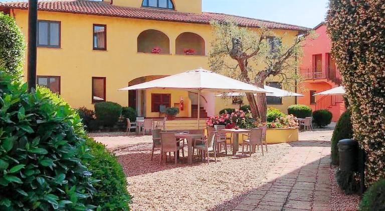 Serviced apartment with barbecue, yard & pool in Orbetello