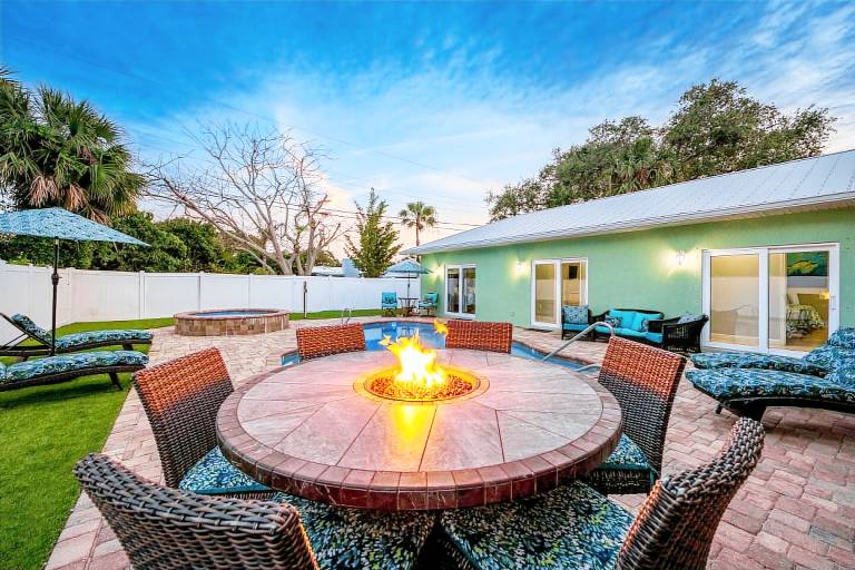 Vacation home with barbecue, private pool & hot tub — photo 3