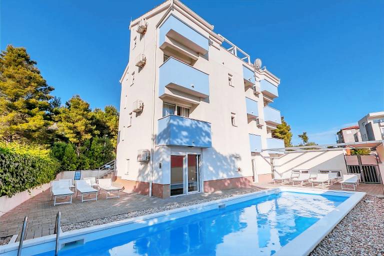 Gianna Studio Apartment with shared pool
