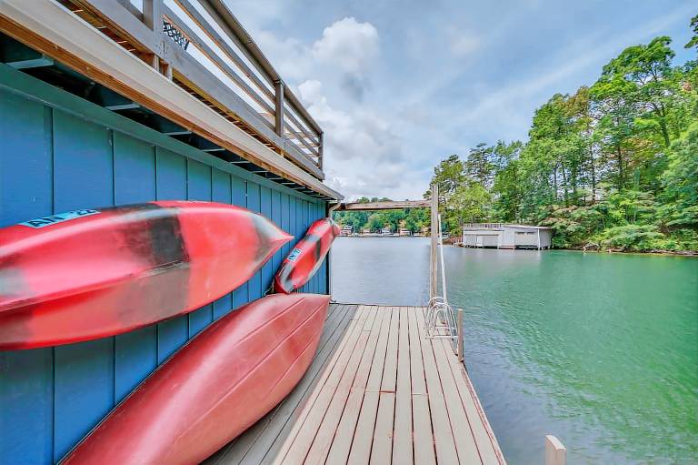 Max's Blue Lakeside Cottage Pet Friendly Lake Lure Cabin with Private Dock & Boathouse Deck — photo 5