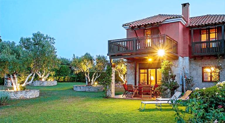 Lovely villa with patio, BBQ & pool | Next to the beach | Pets allowed in Sithonia