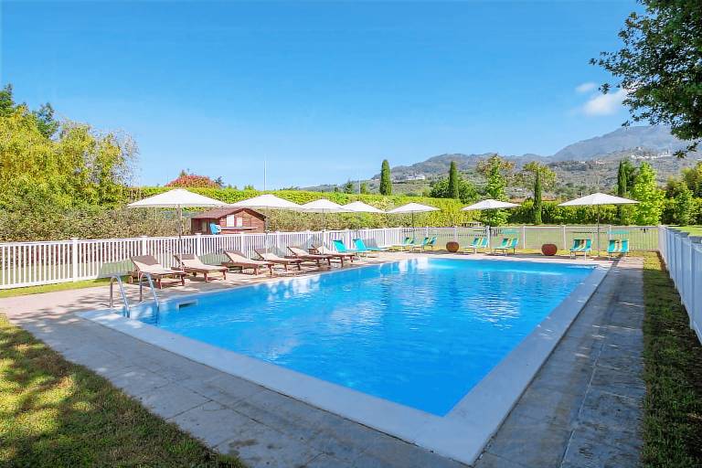 Vacation home with barbeque, private pool & patio — photo 2