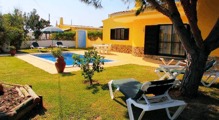 House with patio, yard & barbeque in Loulé