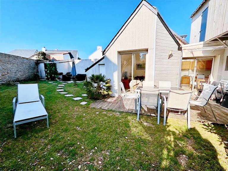 Rental apartment with patio, yard & barbecue — photo 3
