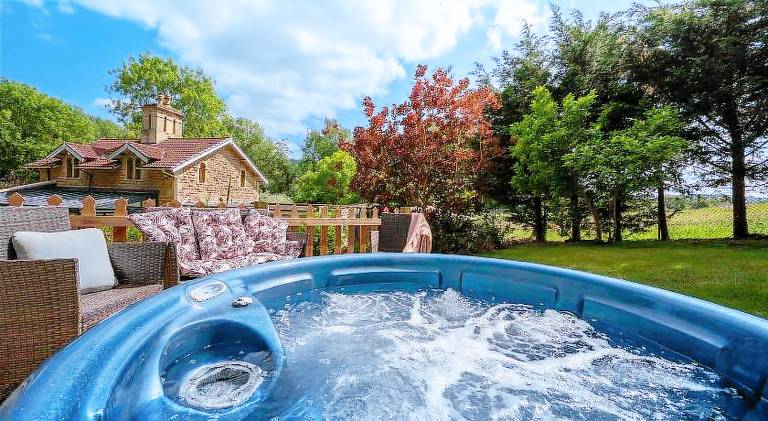 Lodge with terrace & hot tub | Pets are welcome in Bath