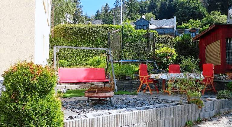 Apartment with barbecue, yard & terrace in Klingenthal
