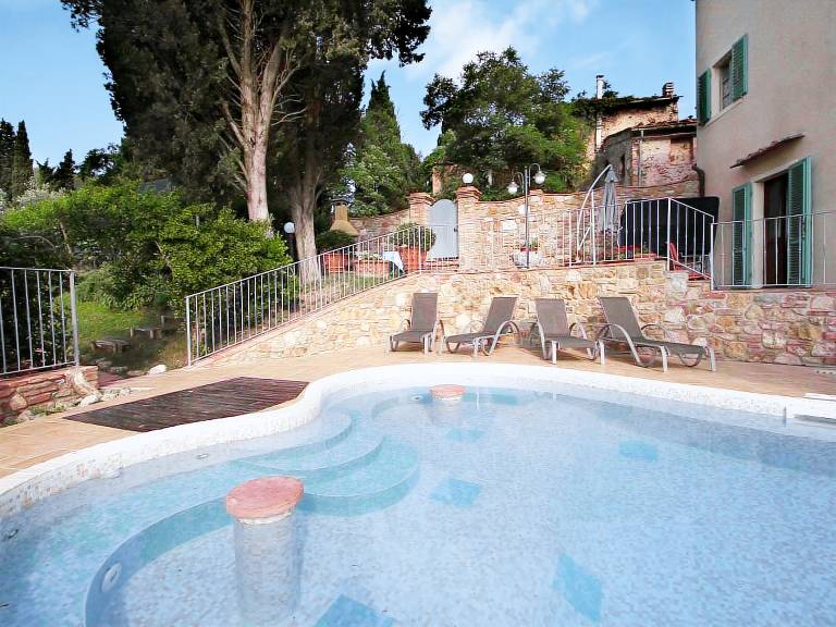 Big vacation home with terrace, yard & private pool | Pets allowed — photo 2