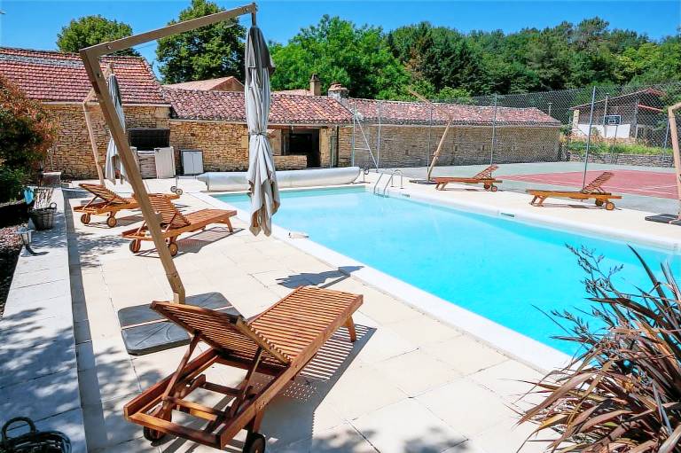 Gite with BBQ, yard & heated pool in Cahors