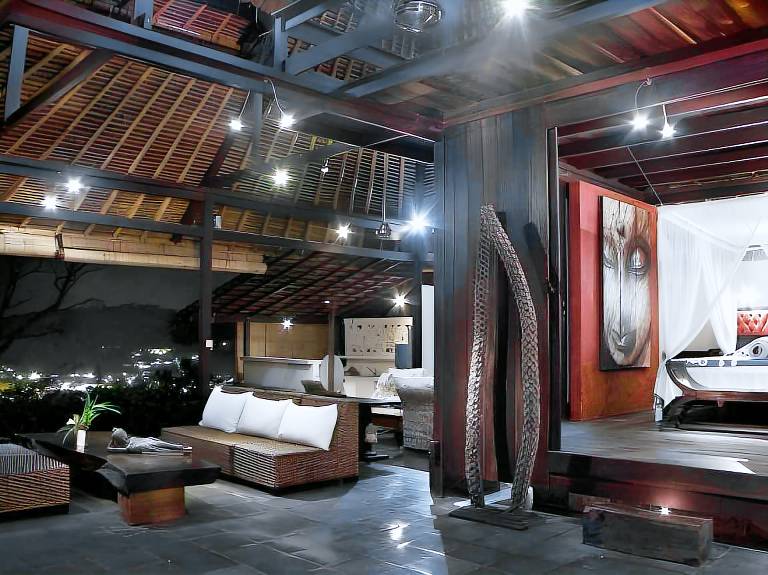 Villa with terrace, pool & yard — photo 3