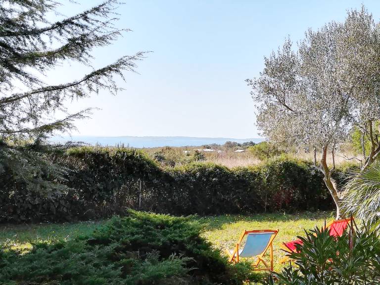 Vacation home with garden, barbecue & patio — photo 4