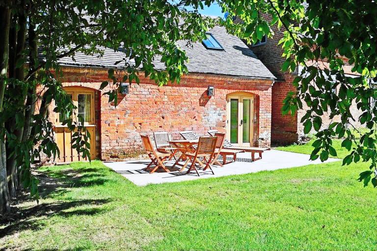 Villa Acton Round