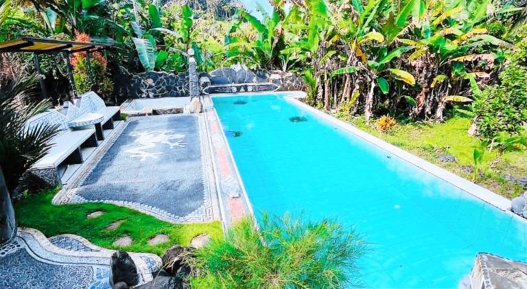 Vacation home with yard, pool & terrace — photo 3