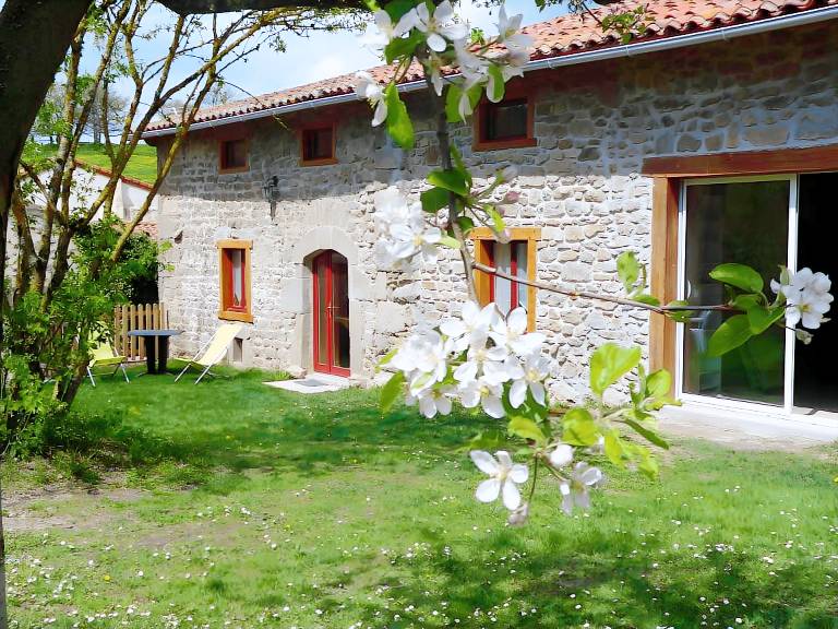 Child-friendly lovely vacation home with yard, grill & terrace | Mountain view | Pets are welcome — photo 4