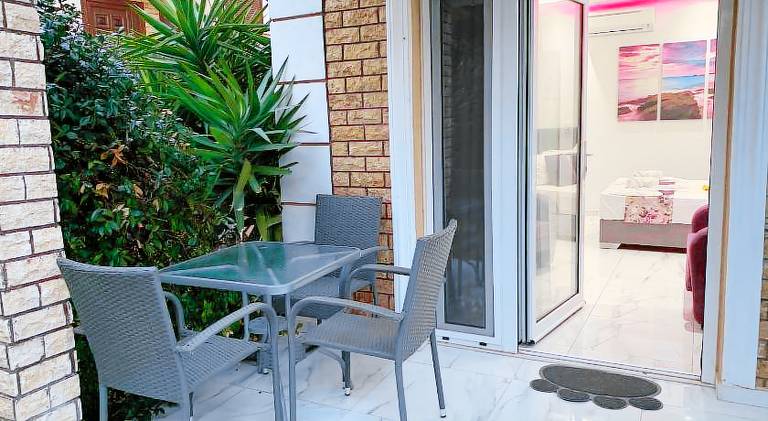 Apartment with terrace, barbeque & yard — photo 5