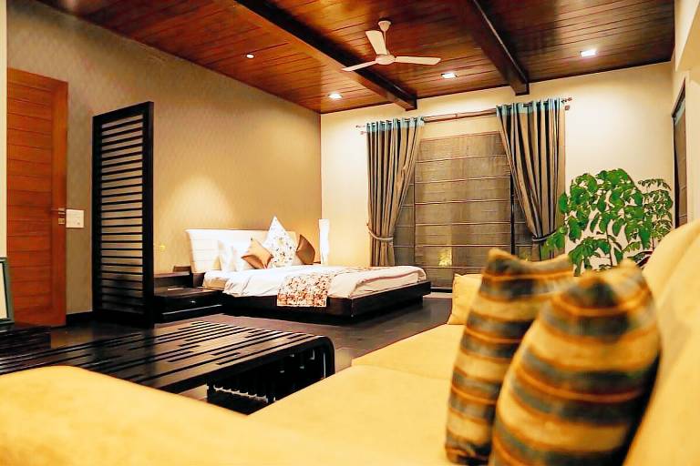Lovely villa with grill, garden & hot tub | Perfect for remote work | Pets allowed — photo 2