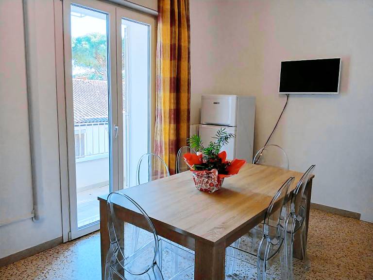 Apartment with garden — photo 4