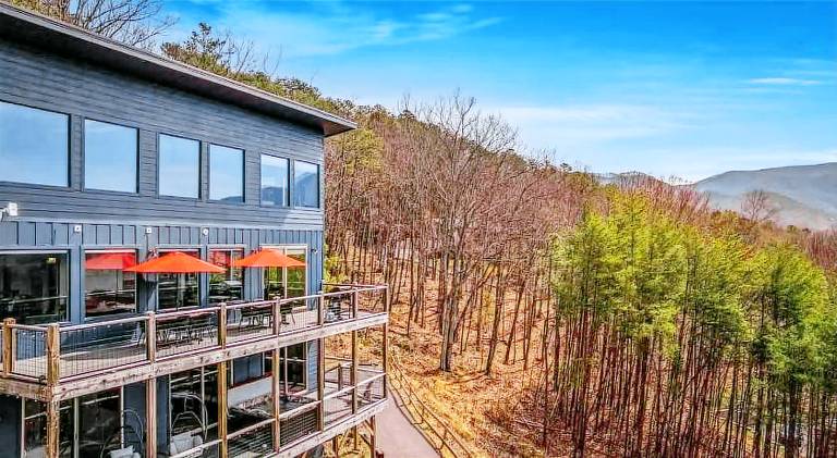 Chalet with pool & hot tub | Perfect for remote work | Pet-friendly — photo 5
