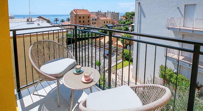 Rental apartment with patio — photo 3
