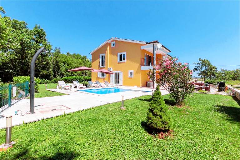 Family-oriented rental with garden, pool & grill | Pool view | Dogs allowed — photo 4
