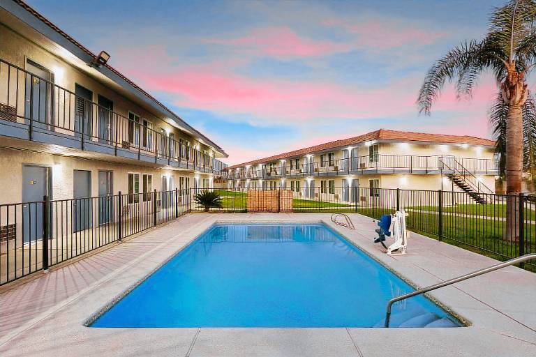 Days Inn by Wyndham Bakersfield — photo 2