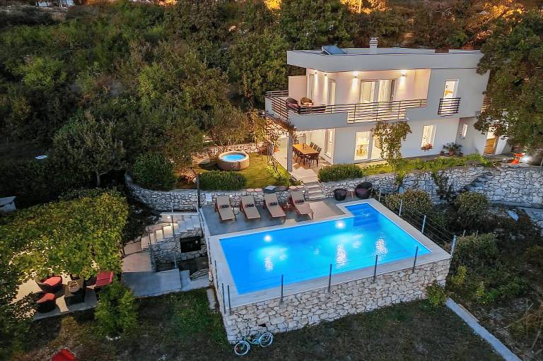 Villa with jacuzzi, private pool & barbeque | Mountain view — photo 2