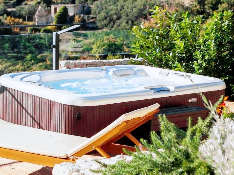 Vacation home with terrace, jacuzzi & BBQ — photo 3