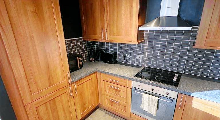2-Bed City View with Balcony Liverpool by StaySavvy Accommodation — photo 3
