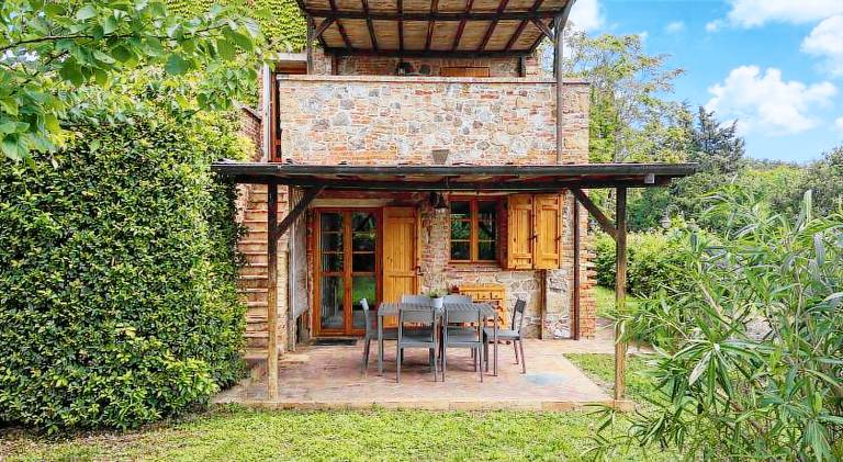 Family-oriented rental apartment with barbecue, private pool & yard | Pets allowed — photo 5