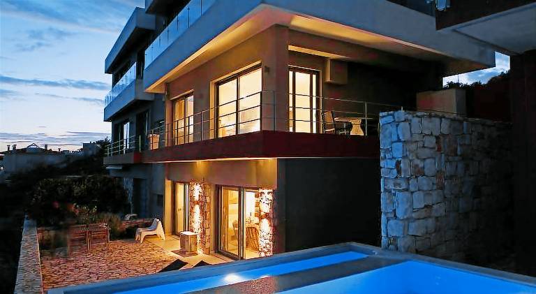 Vacation home with private pool, yard & grill in Marathon