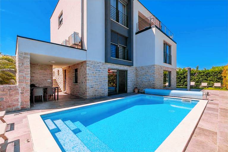 Family-oriented wonderful holiday apartment with garden, pool & terrace | Pool view | Pet-friendly — photo 2
